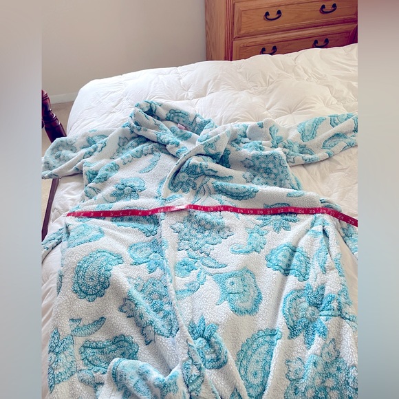 Secret Treasures robe plush, soft, women’s, blue and white flowered One size - Picture 4 of 6